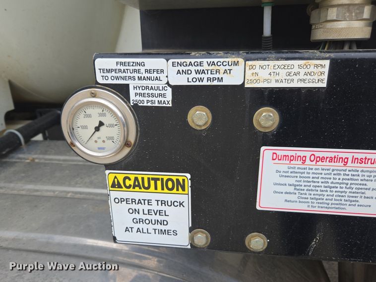 image for item DW1872 2019 Peterbilt 348 hydrovac truck