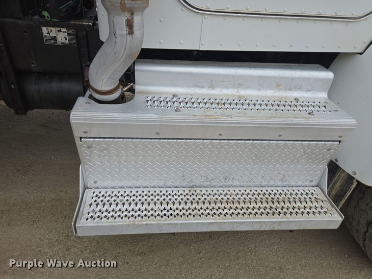 image for item DW1872 2019 Peterbilt 348 hydrovac truck