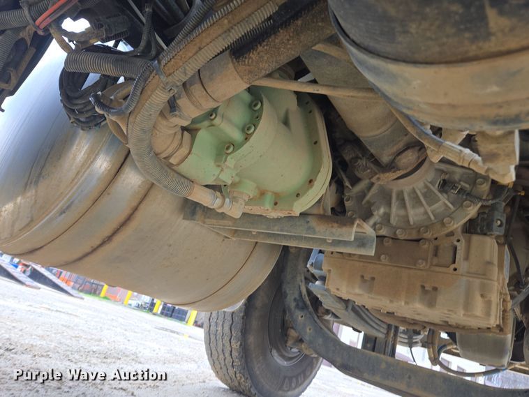 image for item DW1872 2019 Peterbilt 348 hydrovac truck