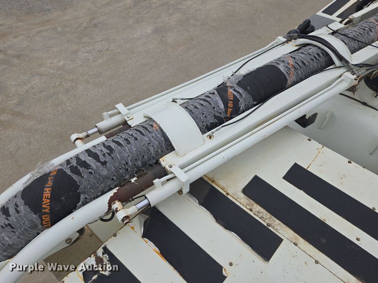 image for item DW1872 2019 Peterbilt 348 hydrovac truck