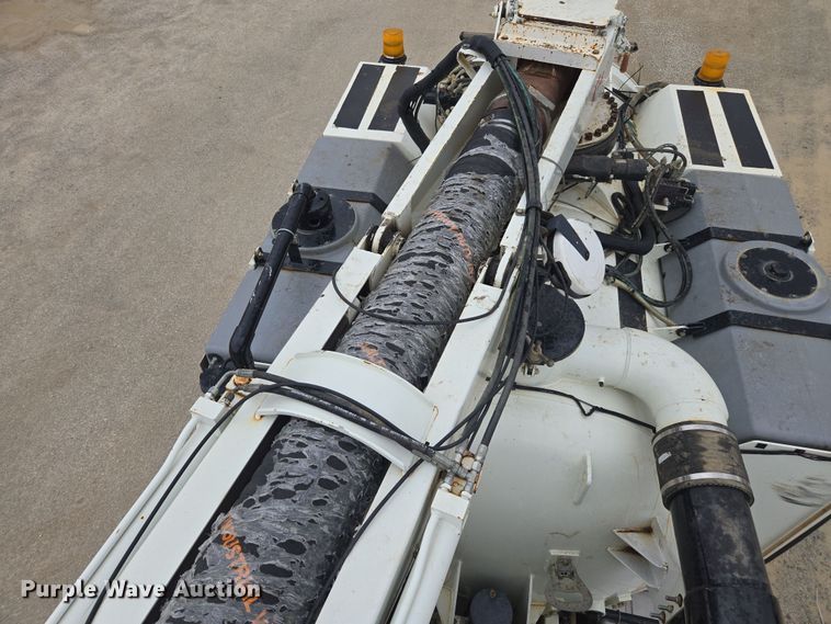 image for item DW1872 2019 Peterbilt 348 hydrovac truck