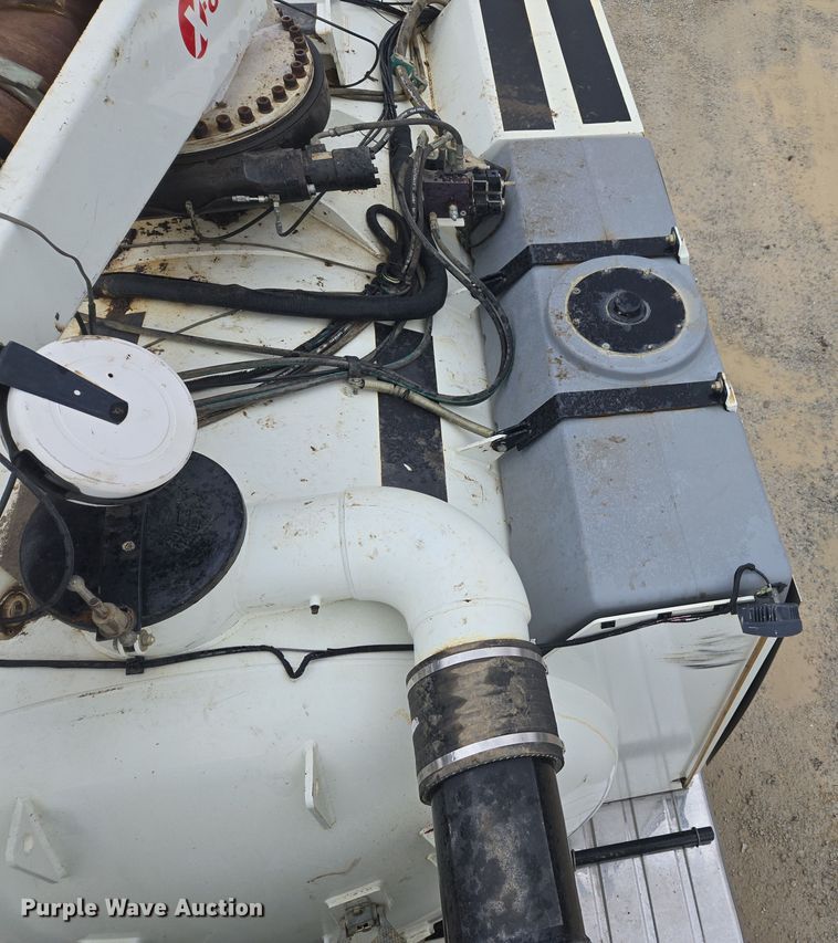 image for item DW1872 2019 Peterbilt 348 hydrovac truck