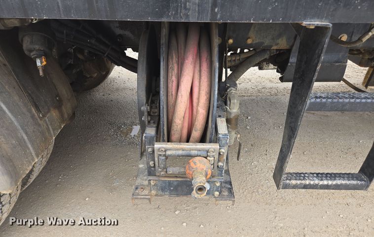 image for item DW1872 2019 Peterbilt 348 hydrovac truck