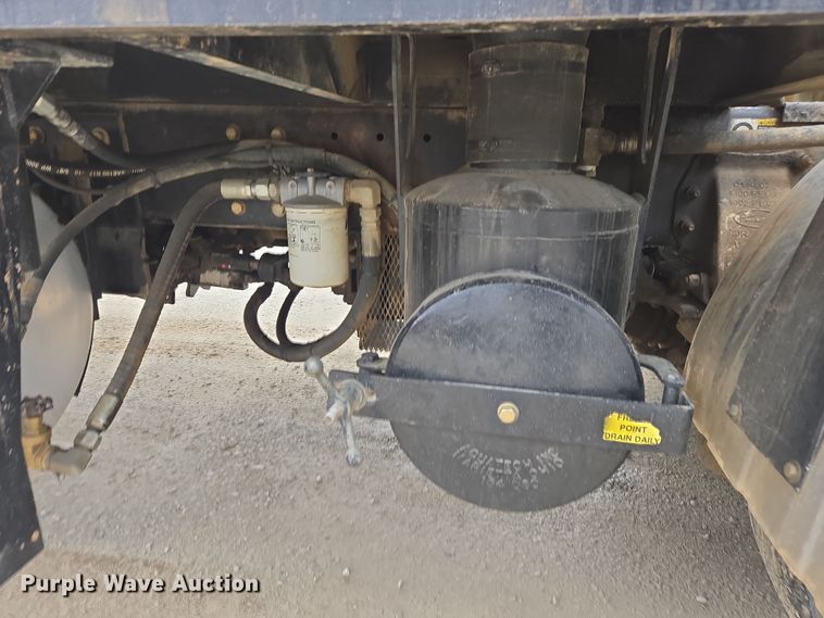 image for item DW1872 2019 Peterbilt 348 hydrovac truck