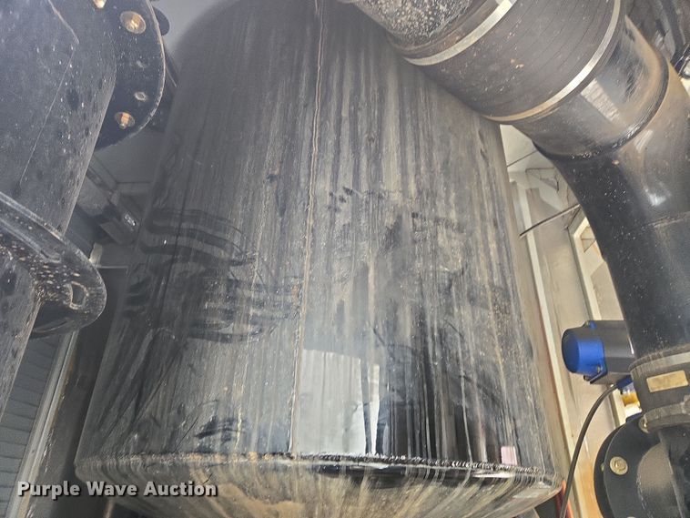 image for item DW1872 2019 Peterbilt 348 hydrovac truck