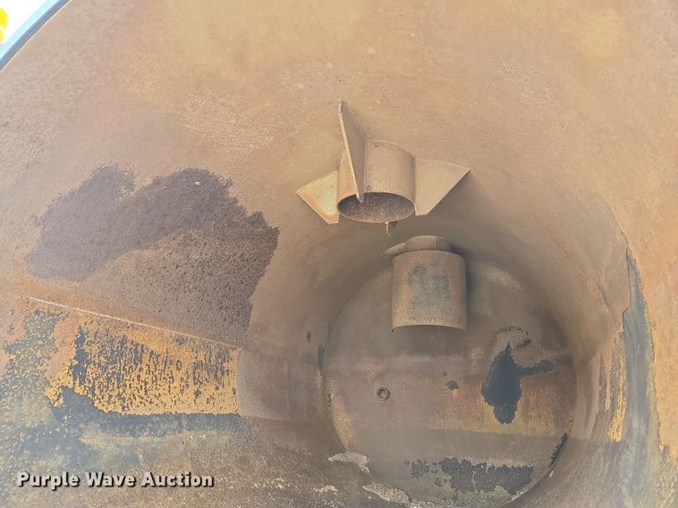 image for item DW1872 2019 Peterbilt 348 hydrovac truck