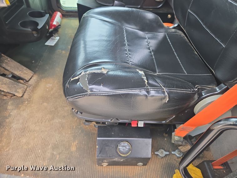 image for item DW1872 2019 Peterbilt 348 hydrovac truck