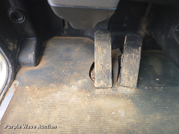 image for item DW1872 2019 Peterbilt 348 hydrovac truck