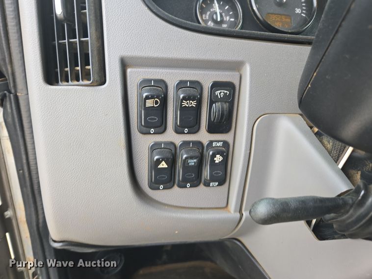 image for item DW1872 2019 Peterbilt 348 hydrovac truck