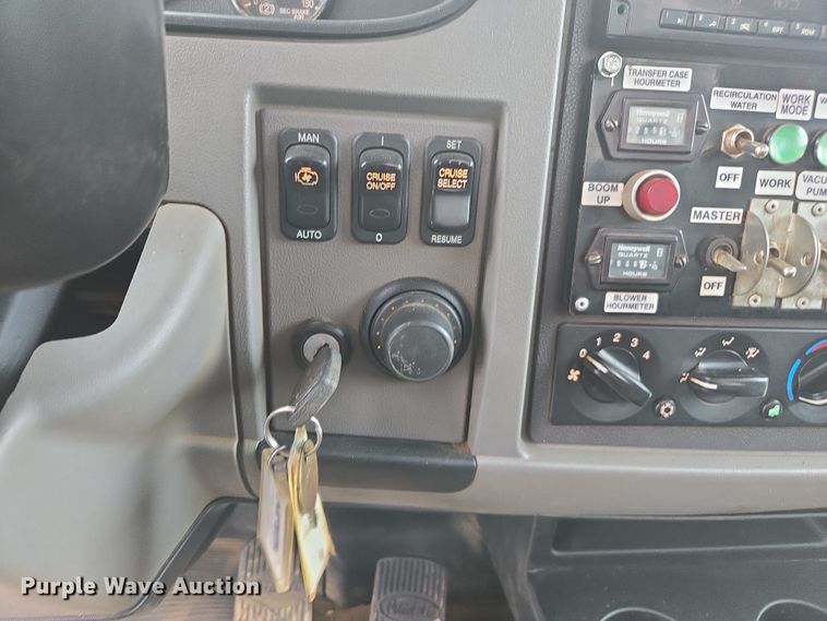 image for item DW1872 2019 Peterbilt 348 hydrovac truck