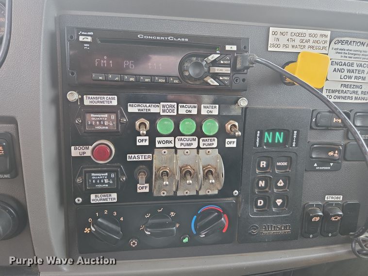 image for item DW1872 2019 Peterbilt 348 hydrovac truck