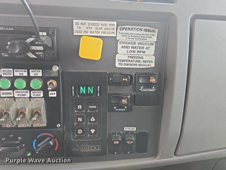 image for item DW1872 2019 Peterbilt 348 hydrovac truck