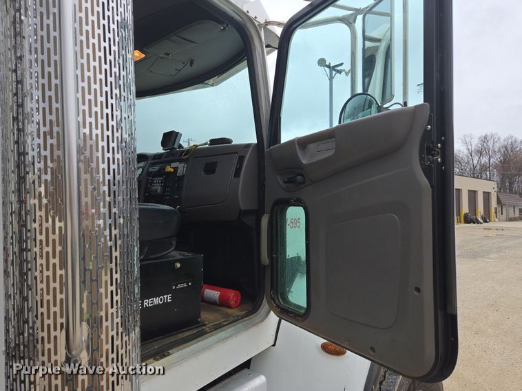 image for item DW1872 2019 Peterbilt 348 hydrovac truck