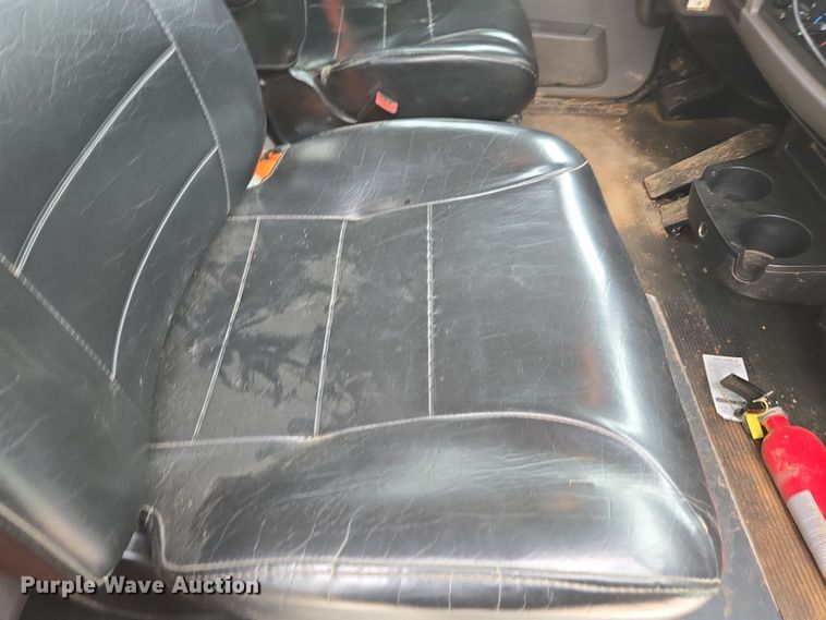 image for item DW1872 2019 Peterbilt 348 hydrovac truck