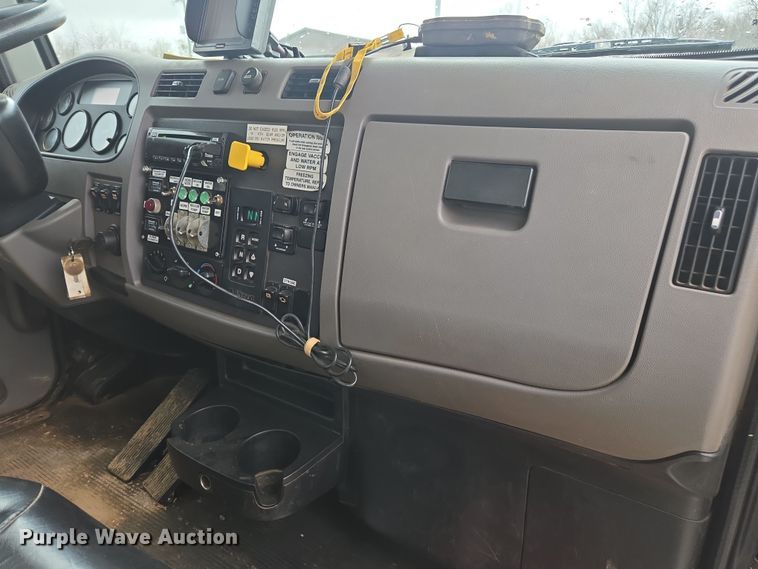 image for item DW1872 2019 Peterbilt 348 hydrovac truck