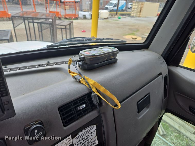 image for item DW1872 2019 Peterbilt 348 hydrovac truck