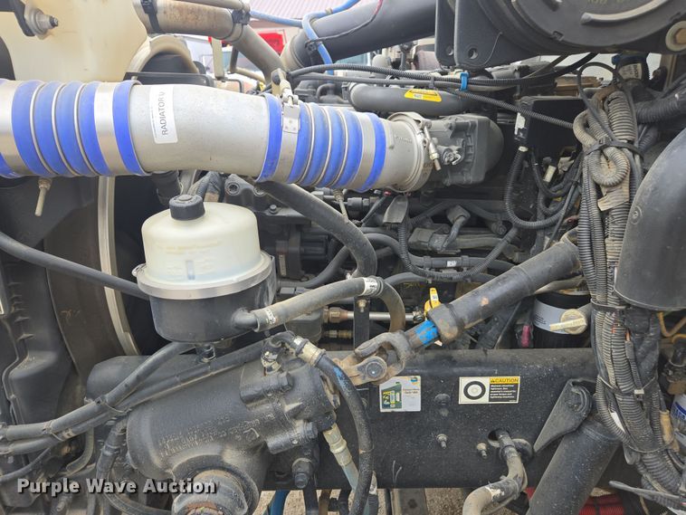 image for item DW1872 2019 Peterbilt 348 hydrovac truck