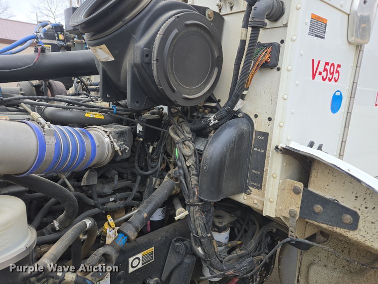 image for item DW1872 2019 Peterbilt 348 hydrovac truck