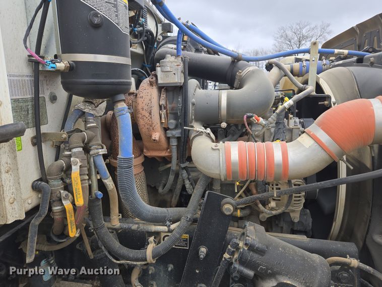 image for item DW1872 2019 Peterbilt 348 hydrovac truck