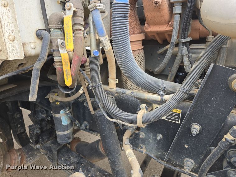 image for item DW1872 2019 Peterbilt 348 hydrovac truck