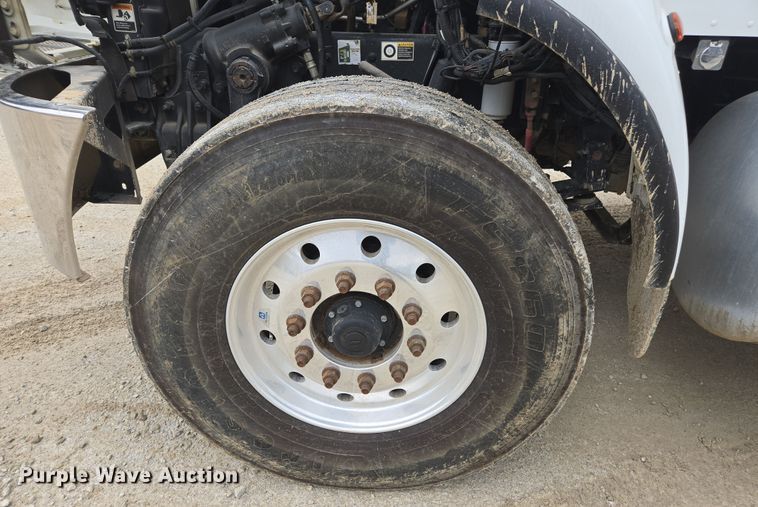 image for item DW1872 2019 Peterbilt 348 hydrovac truck