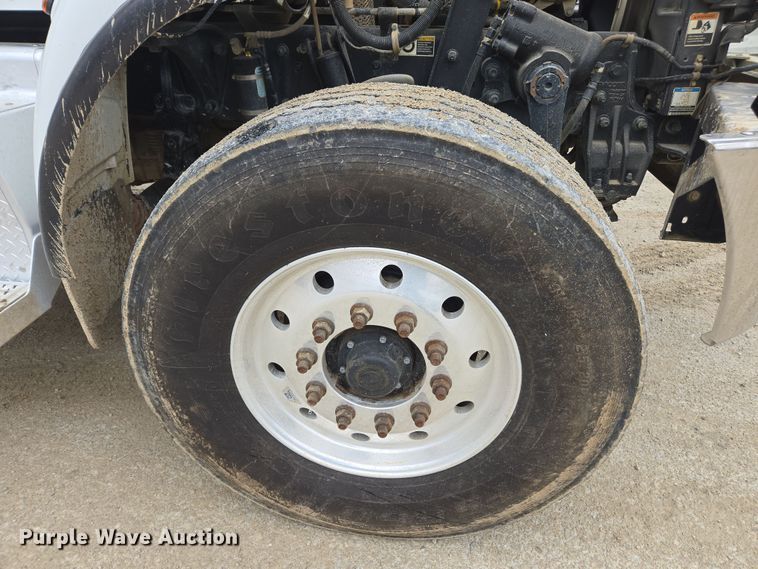 image for item DW1872 2019 Peterbilt 348 hydrovac truck