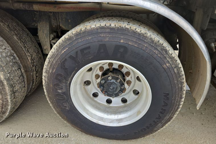 image for item DW1872 2019 Peterbilt 348 hydrovac truck