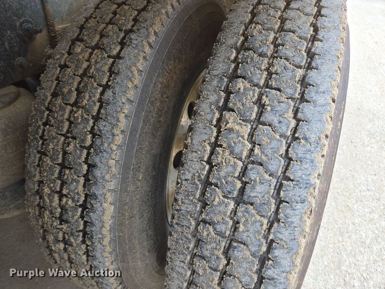 image for item DW1872 2019 Peterbilt 348 hydrovac truck