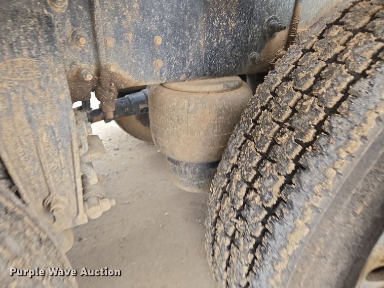 image for item DW1872 2019 Peterbilt 348 hydrovac truck