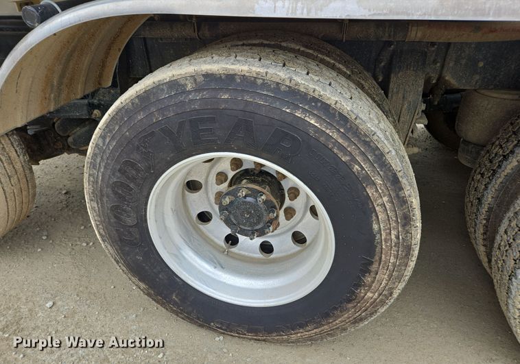 image for item DW1872 2019 Peterbilt 348 hydrovac truck