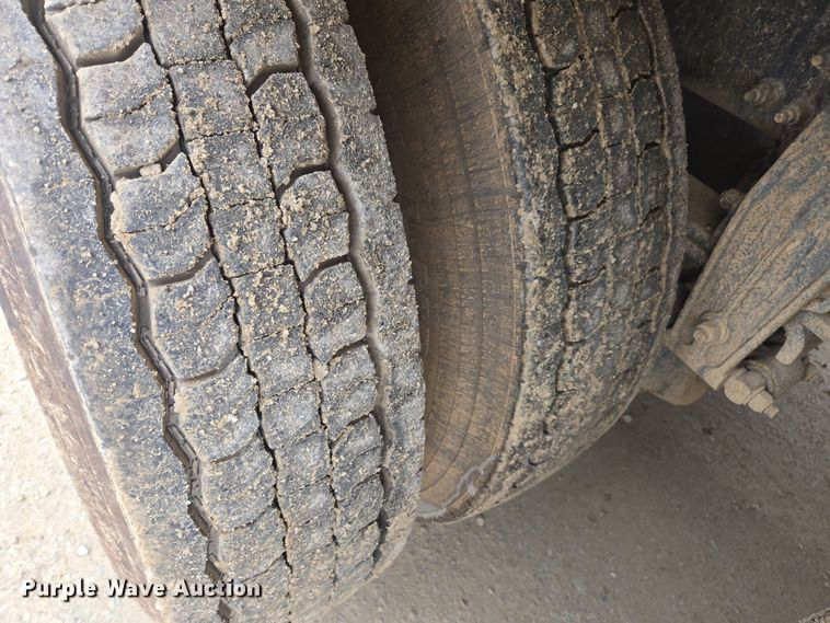 image for item DW1872 2019 Peterbilt 348 hydrovac truck