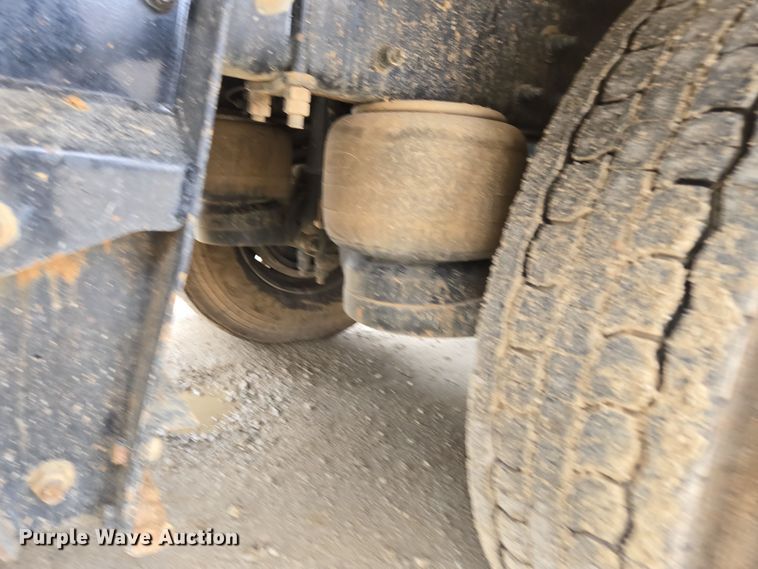 image for item DW1872 2019 Peterbilt 348 hydrovac truck