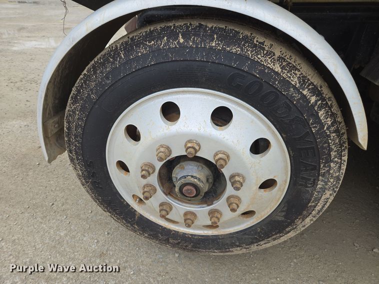 image for item DW1872 2019 Peterbilt 348 hydrovac truck