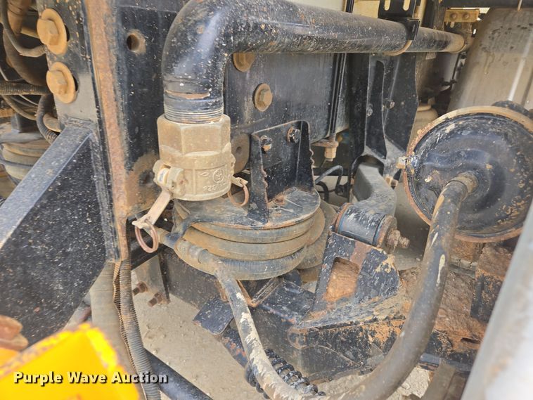 image for item DW1872 2019 Peterbilt 348 hydrovac truck