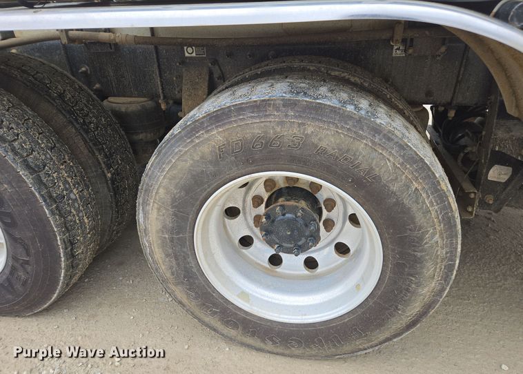 image for item DW1872 2019 Peterbilt 348 hydrovac truck