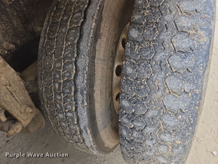 image for item DW1872 2019 Peterbilt 348 hydrovac truck