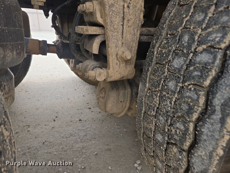 image for item DW1872 2019 Peterbilt 348 hydrovac truck