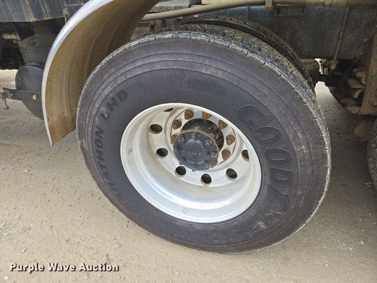 image for item DW1872 2019 Peterbilt 348 hydrovac truck