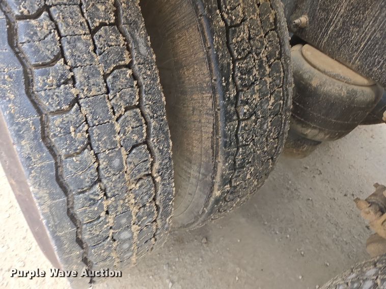 image for item DW1872 2019 Peterbilt 348 hydrovac truck