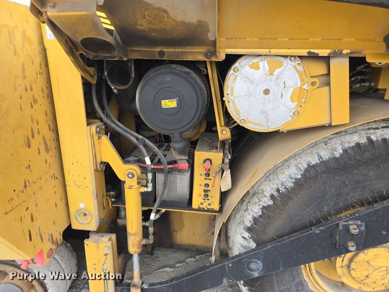 image for item DW1874 2012 Caterpillar AP-600D paver