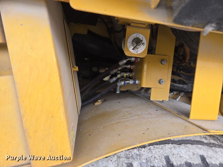 image for item DW1874 2012 Caterpillar AP-600D paver