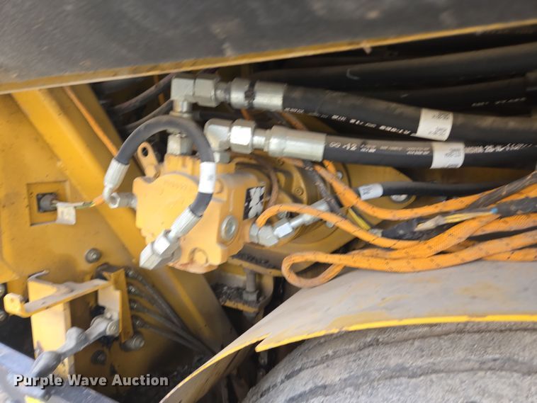 image for item DW1874 2012 Caterpillar AP-600D paver