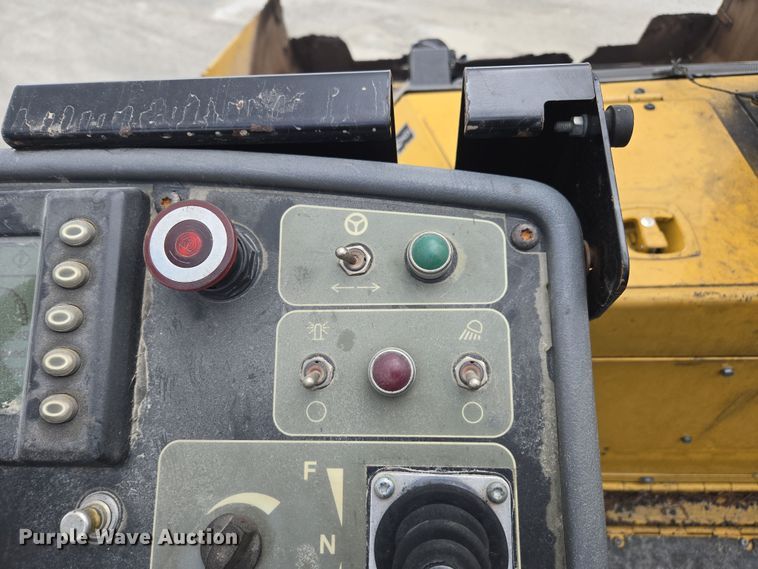 image for item DW1874 2012 Caterpillar AP-600D paver