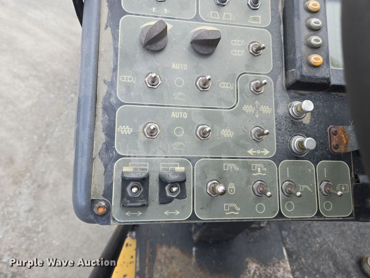 image for item DW1874 2012 Caterpillar AP-600D paver