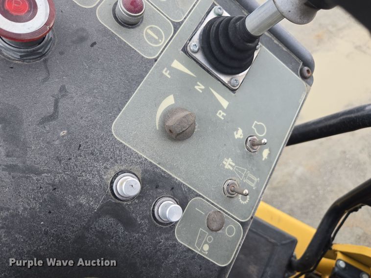 image for item DW1874 2012 Caterpillar AP-600D paver