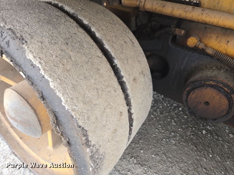 image for item DW1874 2012 Caterpillar AP-600D paver