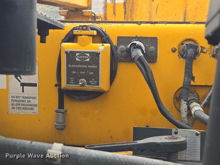 image for item DW1876 2000 Blaw-Knox PF-5510 paver