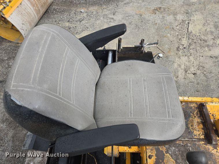 image for item DW1876 2000 Blaw-Knox PF-5510 paver