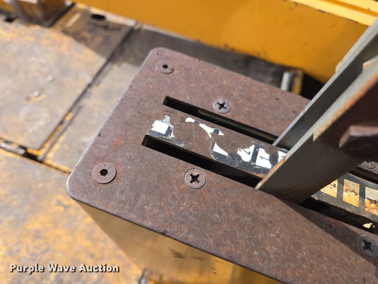 image for item DW1876 2000 Blaw-Knox PF-5510 paver