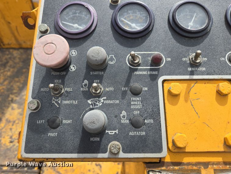 image for item DW1876 2000 Blaw-Knox PF-5510 paver